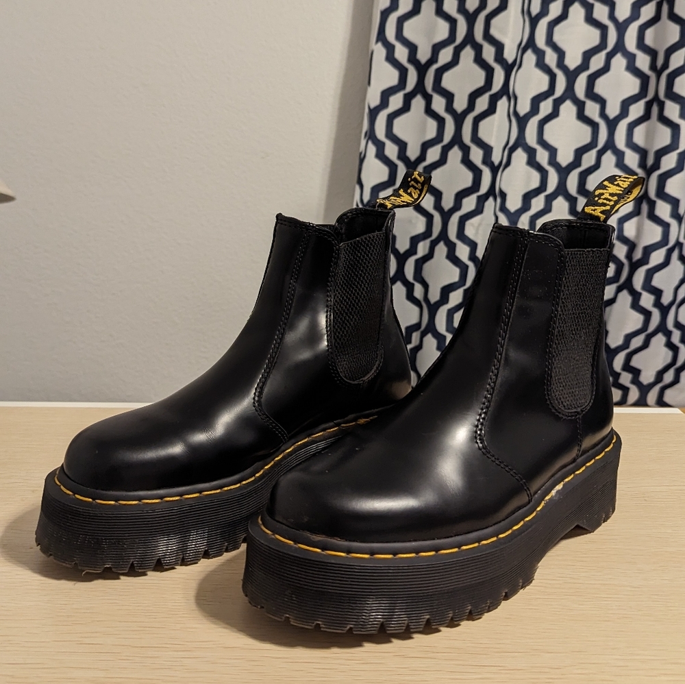 Dr. Marten SMOOTH LEATHER PLATFORM CHELSEA BOOTS (Pre-Owned)